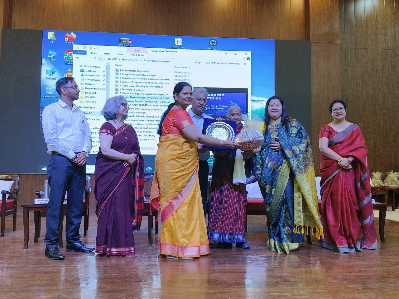 Dr. Sharda Gautam receiving the prestigious National Environmental Champion Award 2025 on behalf of NSS, Daulat Ram College.